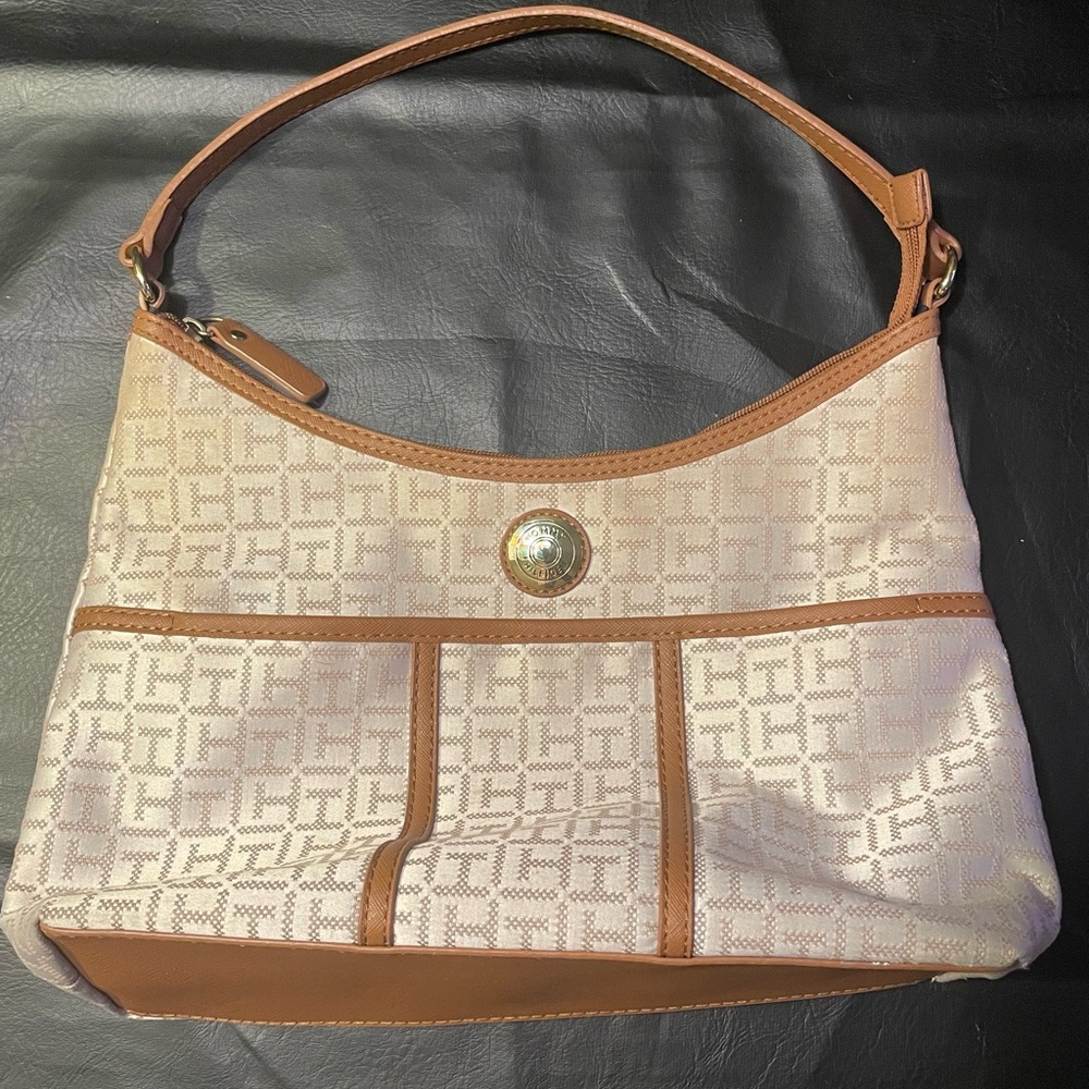 Tommy Hilfiger Zippered Top Handbag